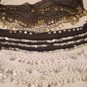 Bling bling - Mag dance sjal i 3 olika färg från Marocko  size justerbart 30 kr st. portmone med silver paljeter ny 20 kr.betalas med swish eller kontanter. 
