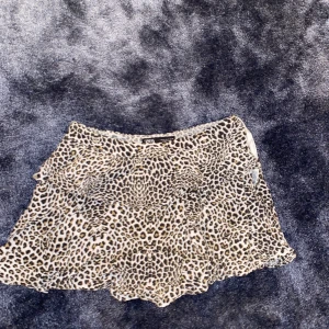 ZARA KJOL - Supergullig kjol från Zara som tyvärr har blivit för liten i storlek S, men skulle säga att den absolut passar XS också. Synd att sälja då det har varit min favorit kjol hela sommaren! Det är shorts under så man behöver inte vara orolig att kjolen ska flyga upp! Köpte för 350kr. Skriv till mig om du vill ha fler bilder / är intresserad! Frakten tillkommer på 69kr❤️