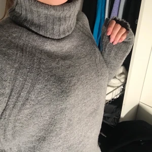 Polo tröja - Polotröja från Mango men en slit på sidan💕 frakt 30kr