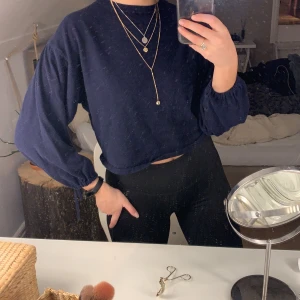 Marinblå tröja  - Jättefin marinblå tröja med snörning i ärmarna, tröjan är ifrån mango och är i storlek M men jag skulle säga att den är mer en S. Köparen står för frakten!😄