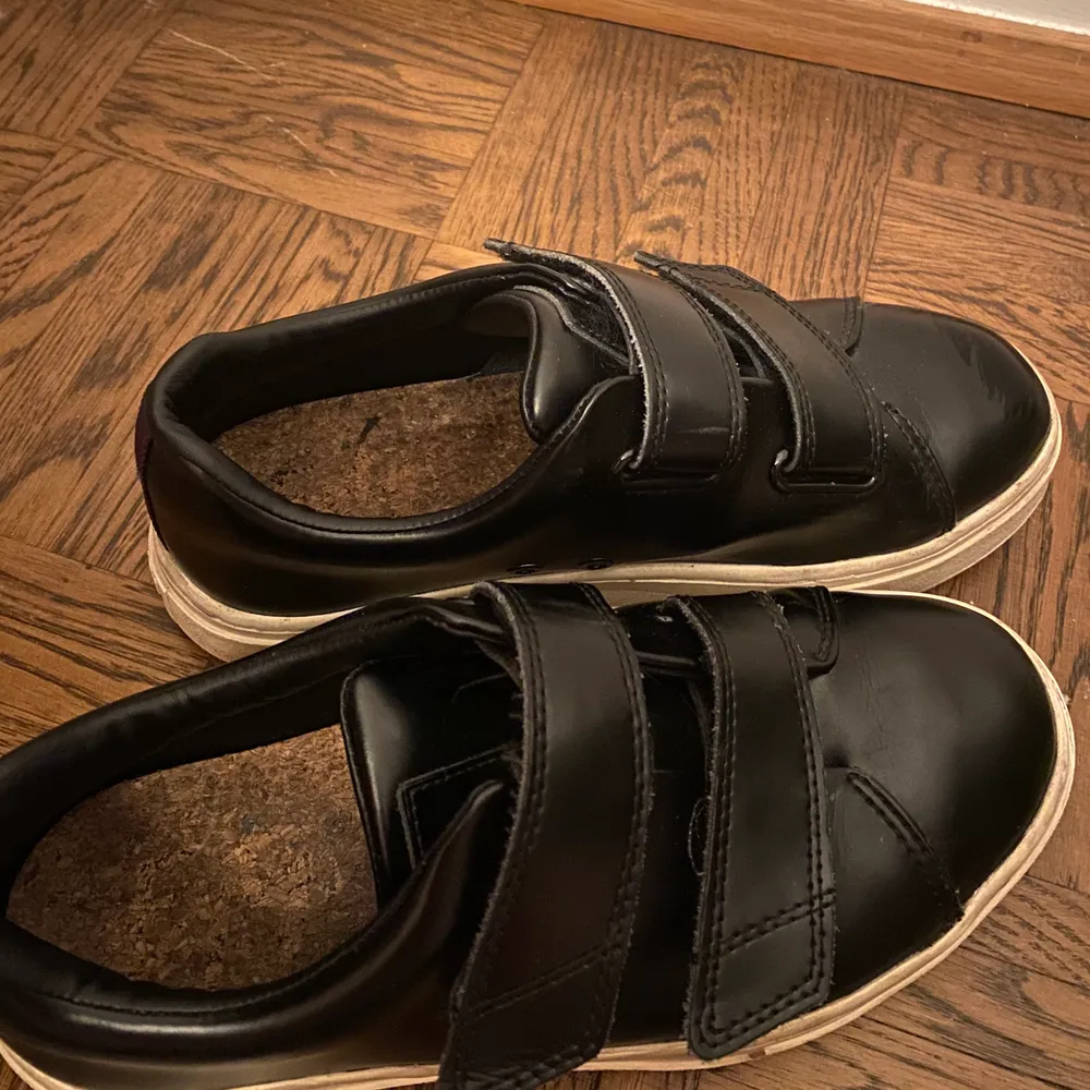 Svarta typ skin/lack skor ifrån Eytys, köpa för inte alls längre sedan och är i bra skick! Köpa för 1800kr. Skor.