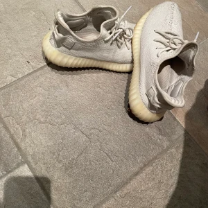Yeezy cream white - Säljer mina yeezy cream white eftersom att de inte kommer till användning längre. De är i storlek 42 2/3 men passar även 43. De är i väldigt bra skick och säljs med låda. Frakt tillkommer. Nypris på denna modell och storlek 4000kr