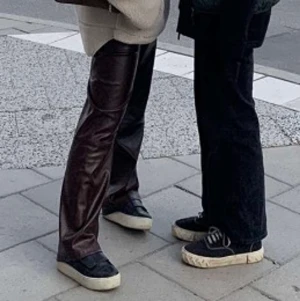 Skinnbyxor - Väldigt coola (fake) skinnbyxor från Zara i en brun/röd färg. Jätte sköna och sitter jätte bra! Budgivning till 18.00