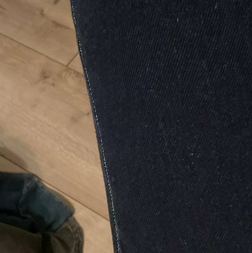 Säljer mina riktigt snygga jeans från forever 21 köpta i Mexiko men som tyvärr aldrig används, storlek 27 och längdmässigt sitter de perfekt på mig som är 172. Färgen syns lite tydligare på sista bilden, kom gärna med egna bud💕💕. Jeans & Byxor.