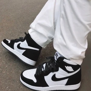 Söker ett par sånna skor kontakta mig om ni vill sälja dem eller vet nåt dem ska helst kosta 700 och storleken ska va 37 - Så Skriv jättegärna om ni vet nått 