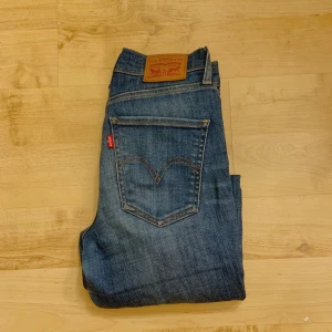 Levi’s Mile High Super Skinny - Jättefint skick! Knappt använda. Modellen ”Mile High Super Skinny” Stl 25, de sitter som S😊