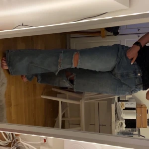 90s inspirerade Baggy jeans - Helt ny, lappen är kvar. Säljer pga att dom var för stora. Helt slutsåld i alla storlekar! ❤️ funkar även att knyta med skosnöre bak så ser dom bra ut! Jag har inget skosnöre på bilderna😇