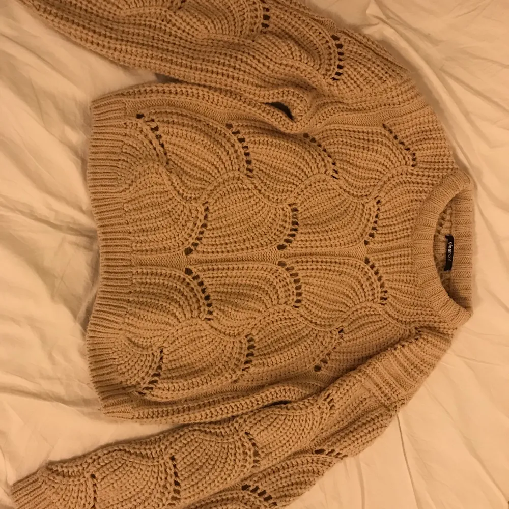 Skitfin o unik såå skön o mysig beige tröja från Gina. Storlek S. Man kan ha en tröja under om man vill, men behövs inte då hålen täcker allt. Fraktar eller möts upp i centrala Stockholm. Priset är diskuterbart. . Neuleet.