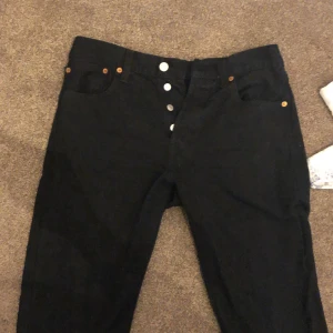 Levis jeans 501 - aldrig använda, ganska små i storleken. Nypris 1200 