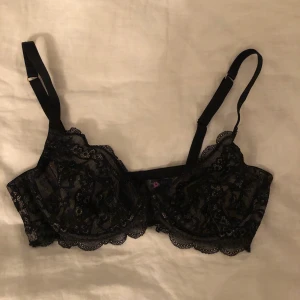 Svart spets-bh  - Fin svart spetsbh med bygel, av god kvalitet från Asos. Endast testat och passade tyvärr inte mig! Storleken är 95E vilket är väldigt missvisande, då jag anser att det är en stabil 75D 😍 Kom och köp!