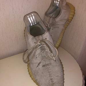 Shoesize 41, comfy real White Yeezys. Will get washed before sales. Good condition, washer friendly