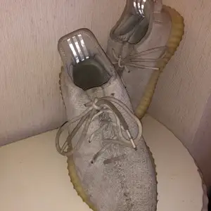 Shoesize 41, comfy real White Yeezys. Will get washed before sales. Good condition, washer friendly