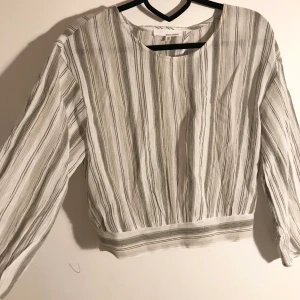 Randig topp - Fin tröja som man knyter baktill. Aldrig använd. Hör gärna av dig för fler bilder.