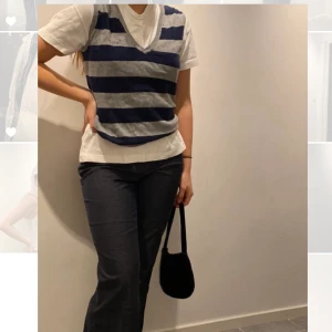 Snygg väst! - Supersnygg väst från Svea! Kan ha under en t-shorts eller bara för sig😍😍 jag är en storlek s❤️