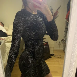 Nyårsklänning - Fin klänning från Nelly, den tappar lite glitter när man drar mitt glittret vilket är dåligt men super fin på!