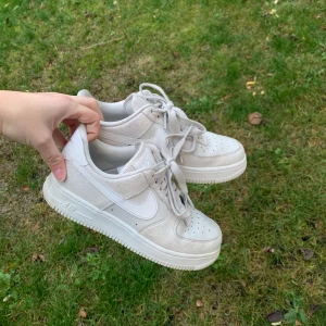 Nike Air Force 1 ’07 Premium - Populära Nike sneakers i färgen Bone. Riktigt sköna, men tyvärr förstora för mig. Knappt använda. Skickas med spårbar frakt. 