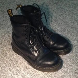  - Svarta Dr Martens använda en vinter
I gott skick men lite slitningar enligt bilderna