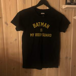 svart t-shirt med texten ”batman is my bodyguard”