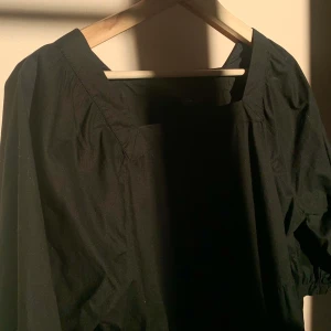 Puffig klänning  - Puffig klänning i bomull från monki. Storlek small men kan bäras av medium också. 