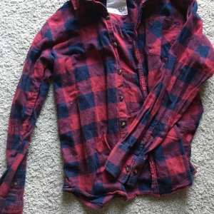 Skjorta  - En fin skjorta från lager 157, ser nopprigare ut på bilden en vad den är i värkligheten. 