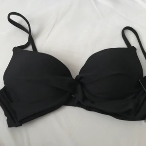 NLY Beach bikini  - Säljer helt NY bikini överdel från NLY Bech med prislappar kvar. Push up på insidan. Strl 75B.  