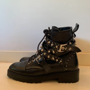 Skinnboots med nitar - Säljer dessa svarta boots med nitar i äkta läder från Zara. Sparsamt använda, jättefint skick! Köparen står för frakten! 