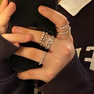 Silver ringar🤍 - Säljer dessa silver färgade ringar då dem inte kommer till användning🤍 strl L men passar M skulle jag säga, du betalar frakt📦