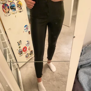 Skin byxor  - Skin byxor från zara. Don är tajta på hela benet(för små för mig). Använt ganska mycket mer bar skick. 110kr utan frakt🥰