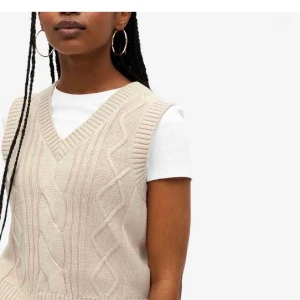 stickad väst från monki - jätte fin stickad väst som jag köpt här på plick men är från början från monki. Den är aldrig änvänd av mig och är i mycket bra skick! Köparen står för frakt💖