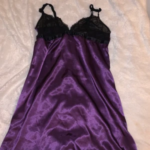 Trendig topp - Super fin och trendig topp som inte kommit till användning (köpte den på plick). Den är i bra skick och är enkel att styla :). Man kan vika upp den och använda den som en mini topp eller ha den på den längre sidan🥰