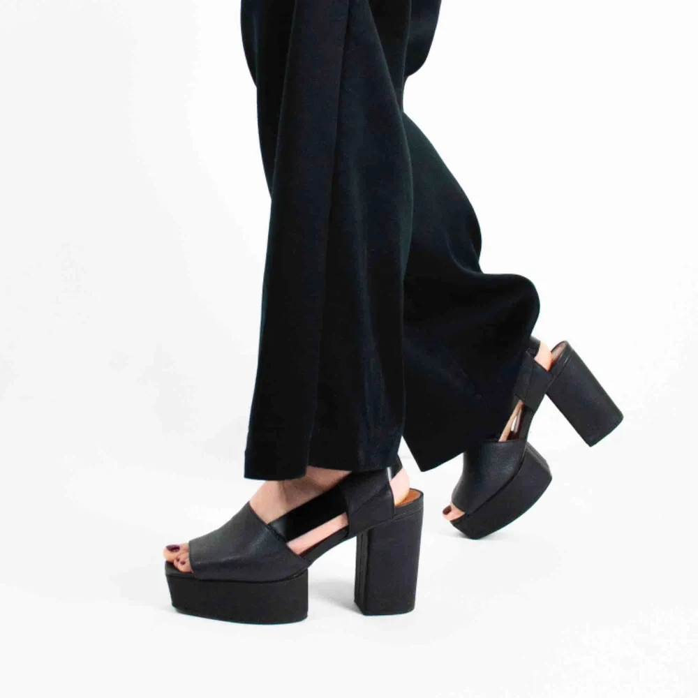 & other stories chunky platform block heels sling back sandals in black size EU 39 Free shipping! Ask for the full description! No returns!. Skor.