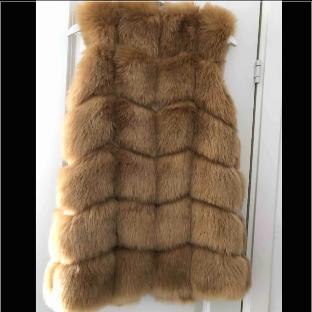 Fake fur väst.Helt ny. Säljs pga av ingen användning.. Jackor.