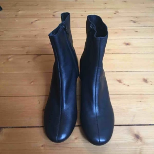  - Nya ankle boots från and other stories. Rund klack(ca 5 cm),tunt skinn(väldigt sköna).   Nypris: 1300kr 