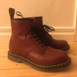  - Röda Dr. Martens i skinn.  Endast provade.  Storlek 41, 26cm. Små i storleken skulle jag säga, jag har vanligtvis storlek 40.  Kan mötas upp i Göteborg eller skickas då köparen betalar frakten:))