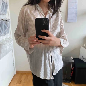 - Skjorta från Gina! Haft länge och använd mycket men ändå bra o fint skick! Fri frakt 💫