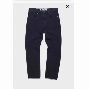  - Svarta/mörkgrå jeans från Carlings egna märke Karve. Höga i midjan, avklippta i benen(köpta så), jag har själv vikt upp dom och då når dom till knölen på ankeln(173cm lång). Fint skick. Ev frakt betalas av köparen