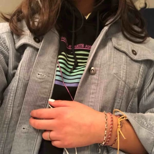  - Helt oanvänd Manchesterjacka från Zara. Jag råkade beställa fel färg så därför säljer jag den! Skitsnygg passform och passar bra till våren och sommaren. Kan mötas i Stockholm eller frakta 