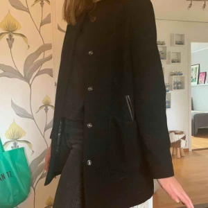  - Säljer en svart kappa från märket Elvine i storlek XS. Köpt för ca ett år sedan på MQ i Göteborg för 2500kr. Den är inte använd ofta och finns inga tydliga tecken på slitage. Priset går såklart att diskutera. 