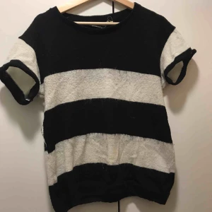  - Stickad randig T-shirt. Köparen står för fraktkostnaden.