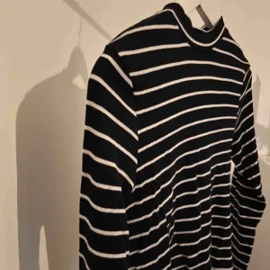  - Ribbad stickad tröja som skulle passa as bra till ett par högmidjade blåa jeans eller en fin kjol eller till vad som helst egentligen! Passar även en S i storlek.