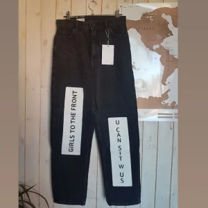  - Supersnygga högmidjade jeans från Monki🌻 säljer då de tyvärr är för små för mig. Aldrig använda, köptes för 500kr🌟 hör av dig om du undrar något, köparen betalar frakt🌻