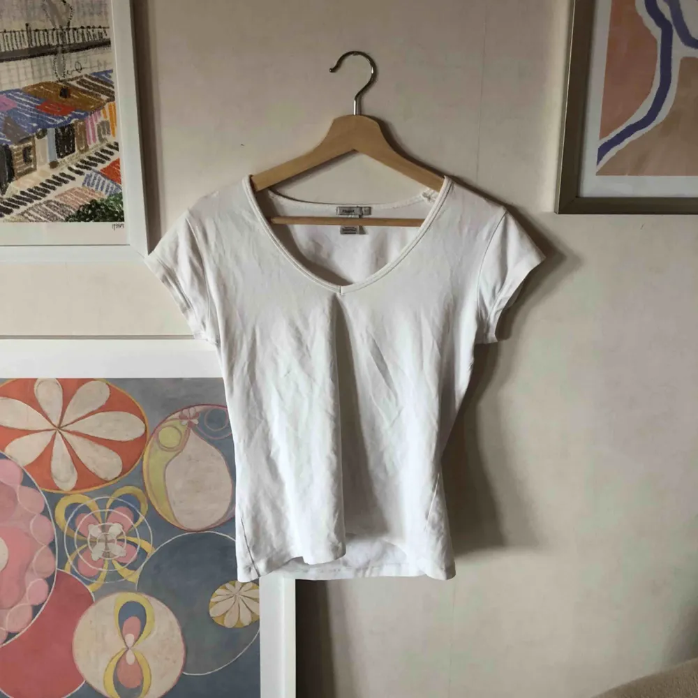 Vit t-shirt från Filippa K🥰 liten i storleken, men annars perfekt! Köparen står för frakten. T-shirts.