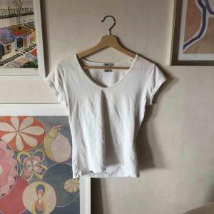Vit t-shirt från Filippa K🥰 liten i storleken, men annars perfekt! Köparen står för frakten