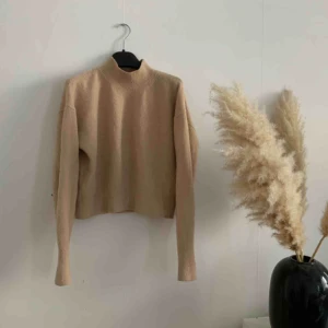  - & other stories tröja i beige, supermysig. Storlek 36 