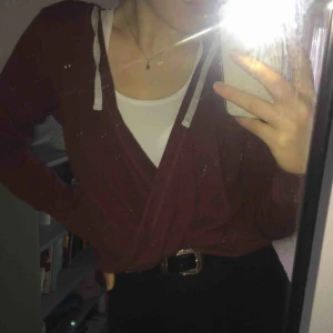  - Mycket fin färg. Köpt för att vara over-sized. På bilden har jag den med ett vitt linne under. Köpt på Hollister i London❤️