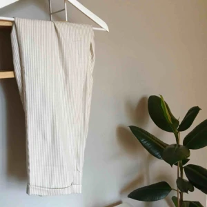  - Randiga byxor från Stradivarius, ganska små i storleken, passar stl M/38. Frakt tillkommer: totalpris 139 kr