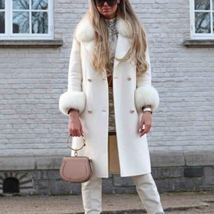  - Helt ny vit kappa från borninstockholm, ÄKTA pälskrage & pälsmuddar! Färg; offwhite. Knytning i midjan om man vill, går att ta av. Avtagbar päls. Helt ny med lappar kvar! Nypris: 5800kr