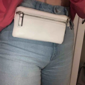  - Lagom storlek, snygg att knyta runt midjan eller hänga över axeln 🤩 Köpare står för frakt 💖