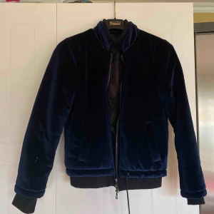  - Superfin jacka i en ”bomber modell”. Världens härligaste material! Endast använd 2 gånger. 