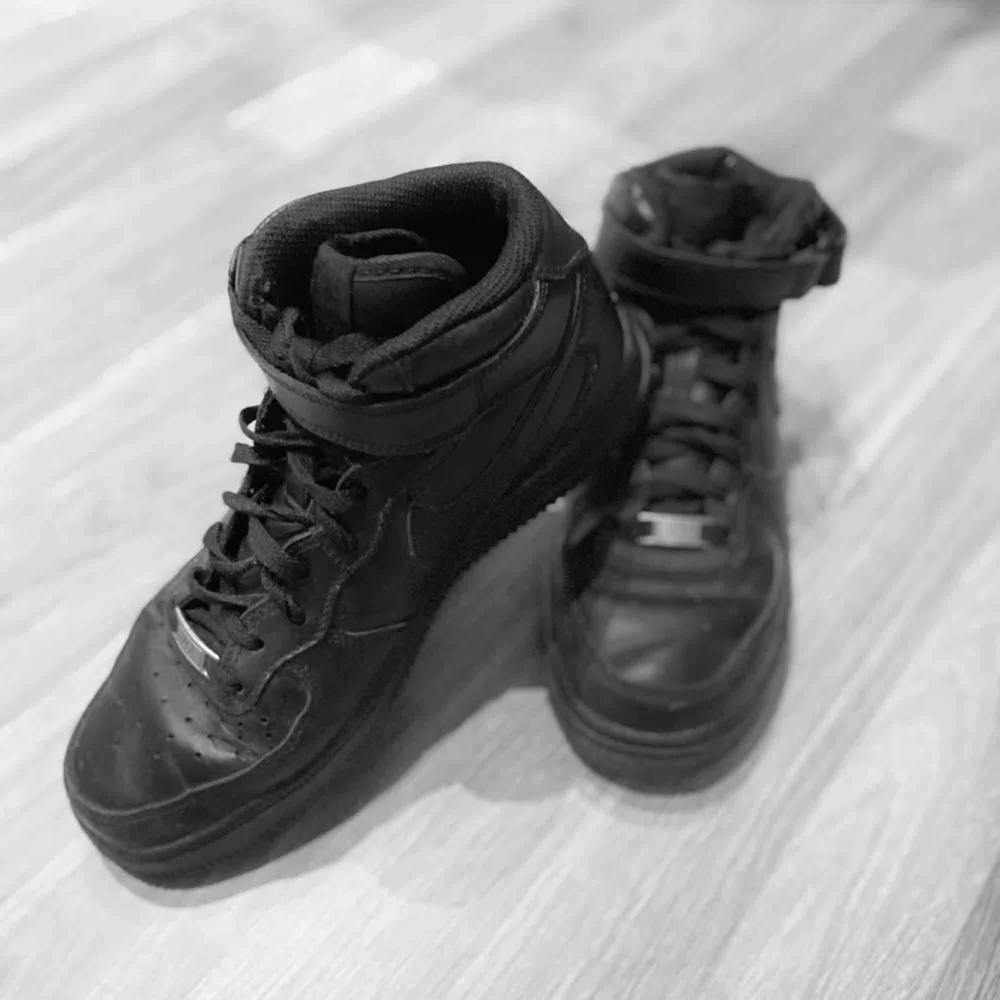 NIKE air force 1 high black/black. Storlek 40. Knappt använda då jag snabbt tappat tycket för dom. Nypris: ≈ 1000. 200 kr + frakt. Skor.